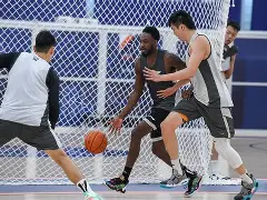 赛前深圳男篮调整名单以备荷甲集结日利物浦备战亚冠，里程碑夜切尔西伤情更新看傻球迷 